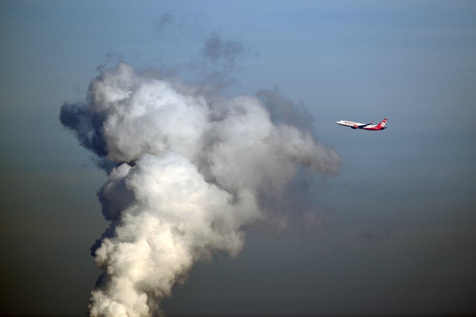 Die Menschheit stößt mehr CO2 aus, als Wälder und Ozeane aufnehmen können. Auch Flugreisen tragen dazu bei. (Symbolfoto)
