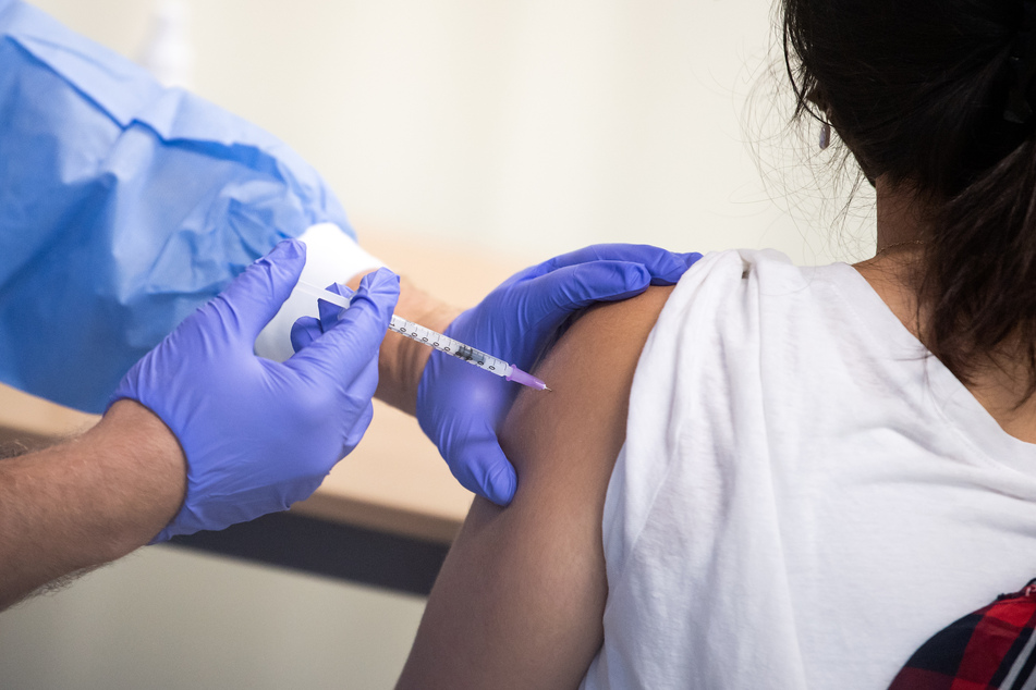 Eine Schülerin lässt sich gegen das Coronavirus impfen. Mehr als 8000 Kinder und Jugendliche in Niedersachsen haben bereits eine Auffrischungsimpfung erhalten.