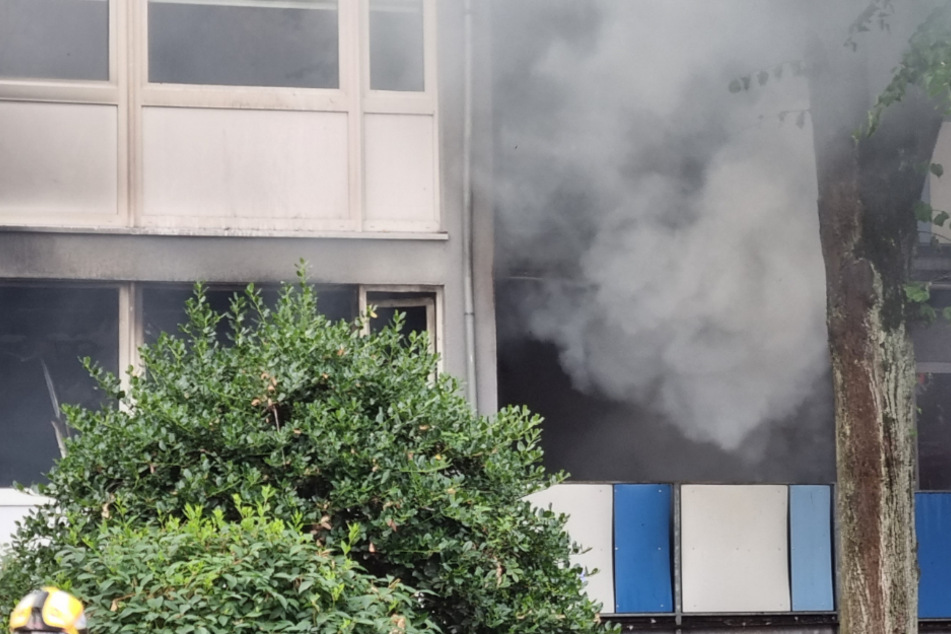 Mitten in dichtem Wohngebiet: Wohnung brennt voll aus, eine Person verletzt