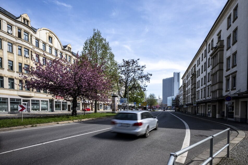 Auf der Theaterstraße in Chemnitz müssen Autofahrer am Wochenende besonders langsam fahren - wegen des Hutfestivals gilt hier zu bestimmten Zeiten Tempo 30.