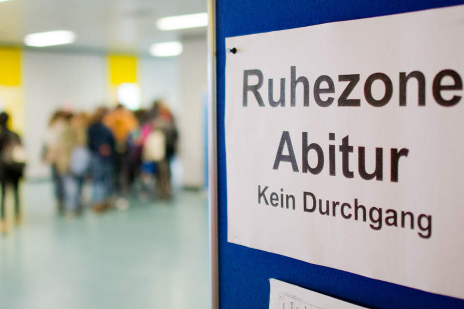 Ein Schild «Ruhezone Abitur» hängt während der Abiturprüfung in einer Gesamtschule. Die Abiturprüfungen in Berlin sollen nicht verschoben werden.