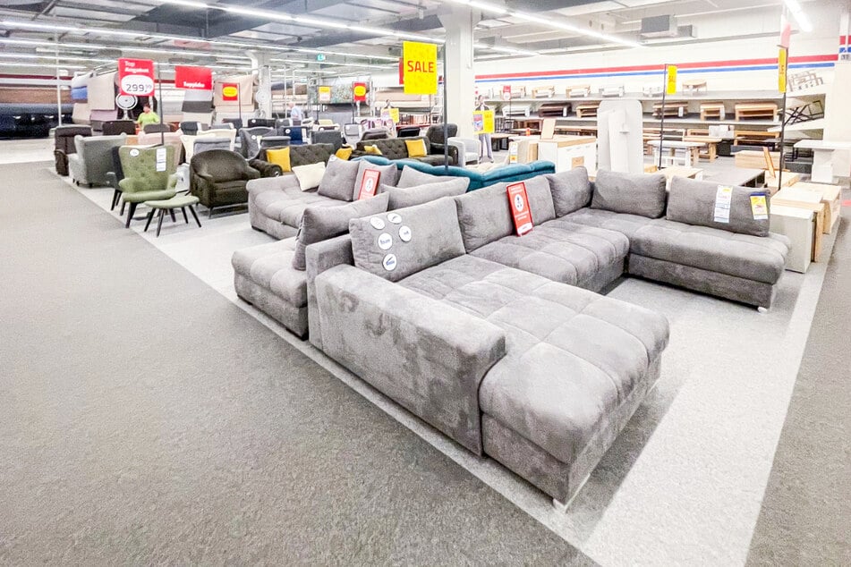 Zum verkaufsoffenen Sonntag (12.4.) schenkt ROLLER in St. Ingbert Kunden u. a. bis zu 20 Prozent beim Möbelkauf.¹