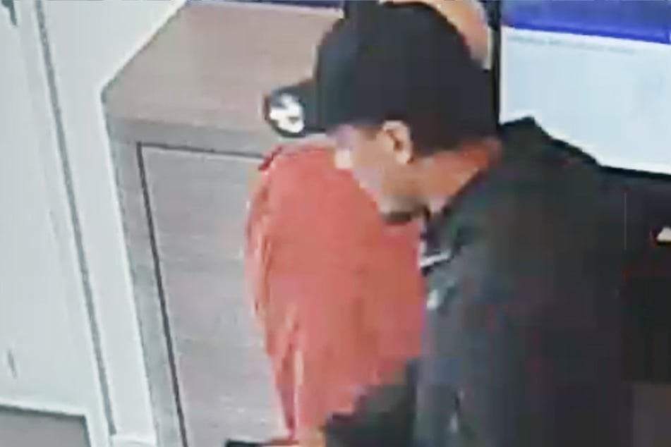 Die Polizei sucht mit diesem Überwachungsfoto nach einem mutmaßlichen Betrüger, der sich als falscher Polizist ausgegeben haben soll.