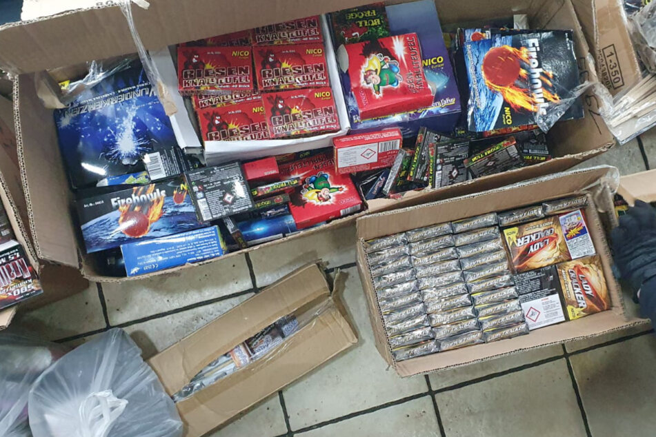 Die Polizei stellte mehrere Kisten voller Feuerwerkskörper sicher.