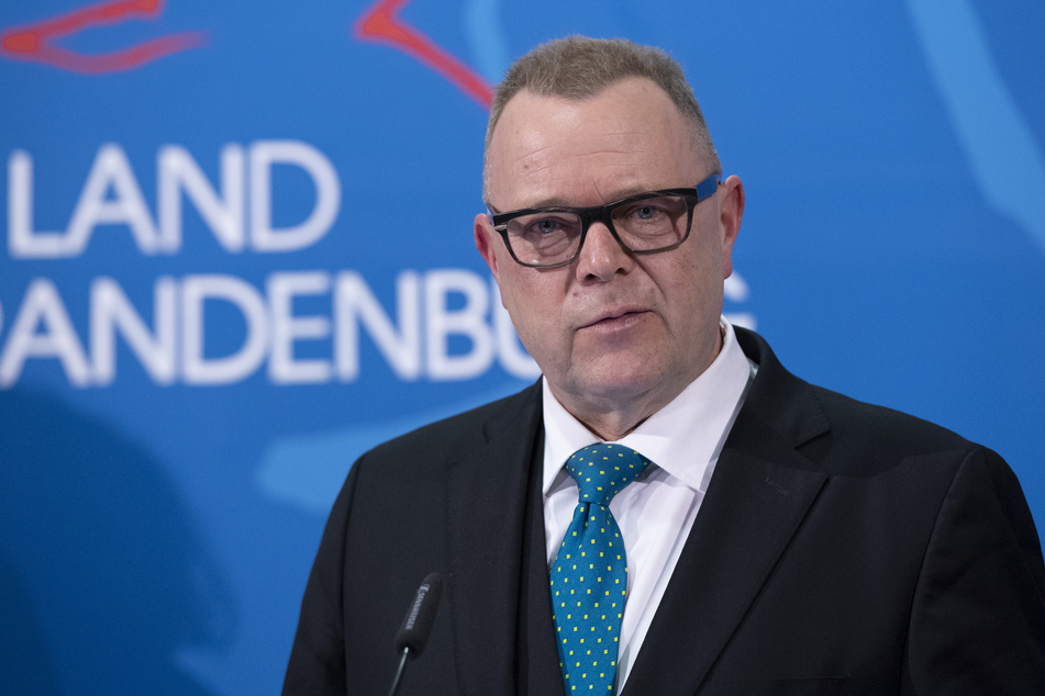 Innenminister Michael Stübgen (CDU) kündigt eine Maskenpflicht für den öffentlichen Nahverkehr an.