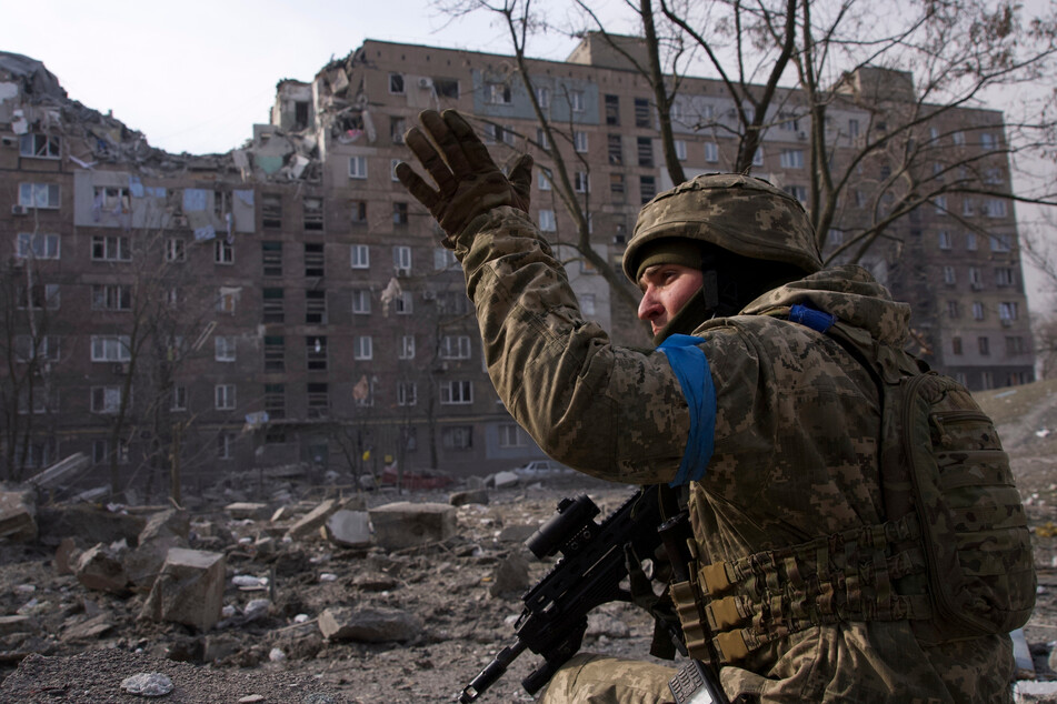Mariupol: Ein ukrainischer Soldat gestikuliert, während er seine Stellung bewacht.