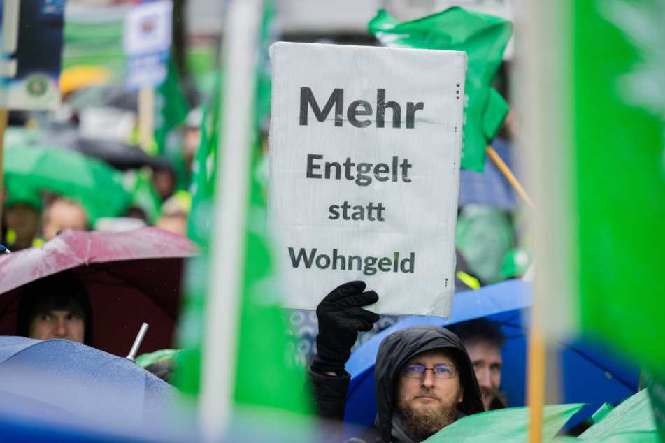 Mehrere Hundert Teilnehmende versammelten sich am Dienstag unter anderem vor dem Landtag in Düsseldorf.
