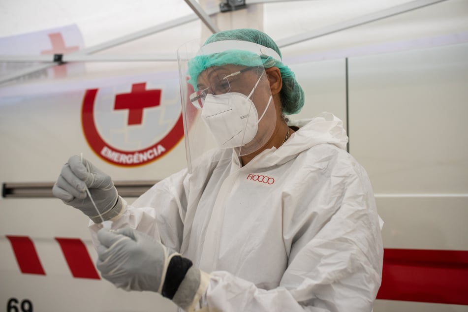 Eine Mitarbeiterin des Gesundheitspersonals bearbeitet einen Corona-Test in Lissabon. Die Stadt wurde kürzlich aufgrund der Ausbreitung der Delta-Variante für zweieinhalb Tage abgeriegelt.