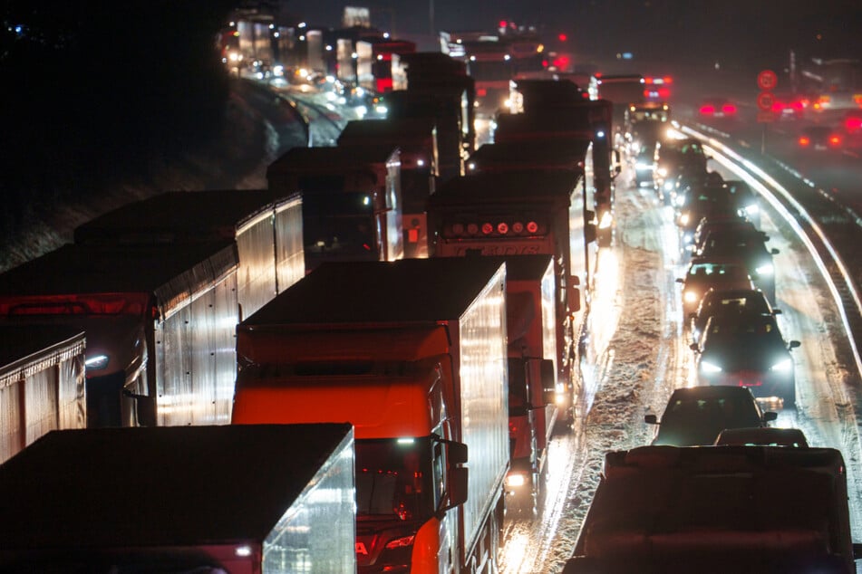 Winterchaos auf Autobahnen und lange Staus: ADAC gibt Ratschläge
