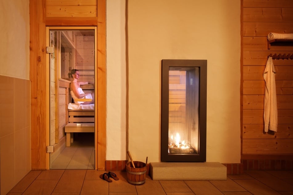 Entspanne Dich vor dem Kamin in der Bio-Sauna vom SPA Resort Landlust in Dresden Altgorbitz.