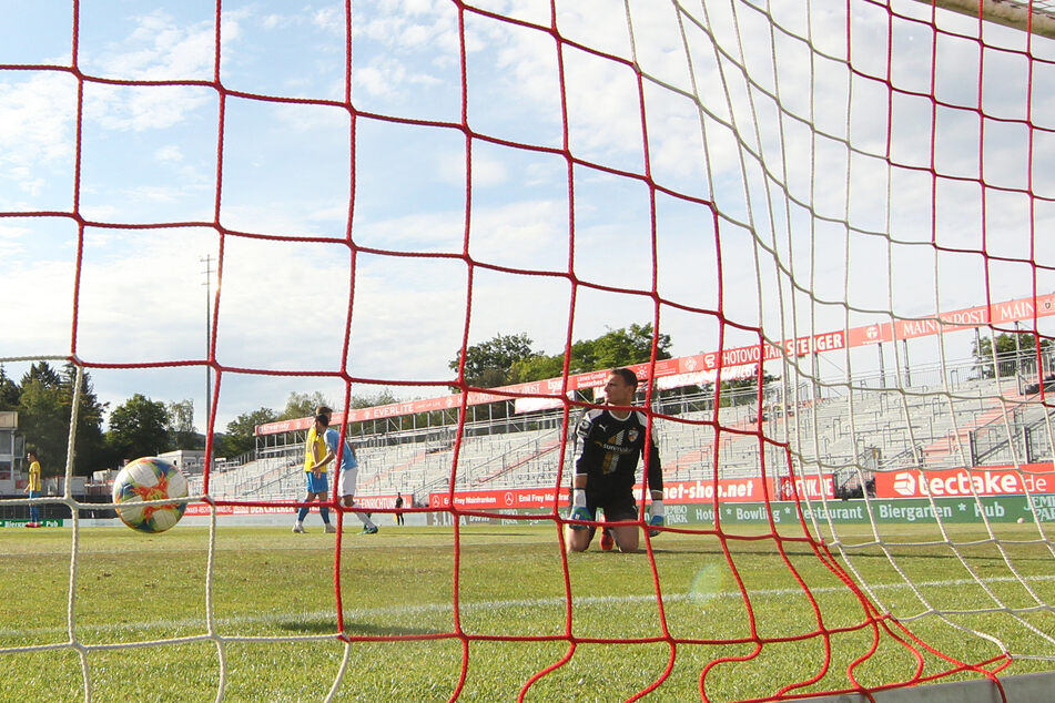 Jenas Keeper Jo Coppens ist geschlagen.