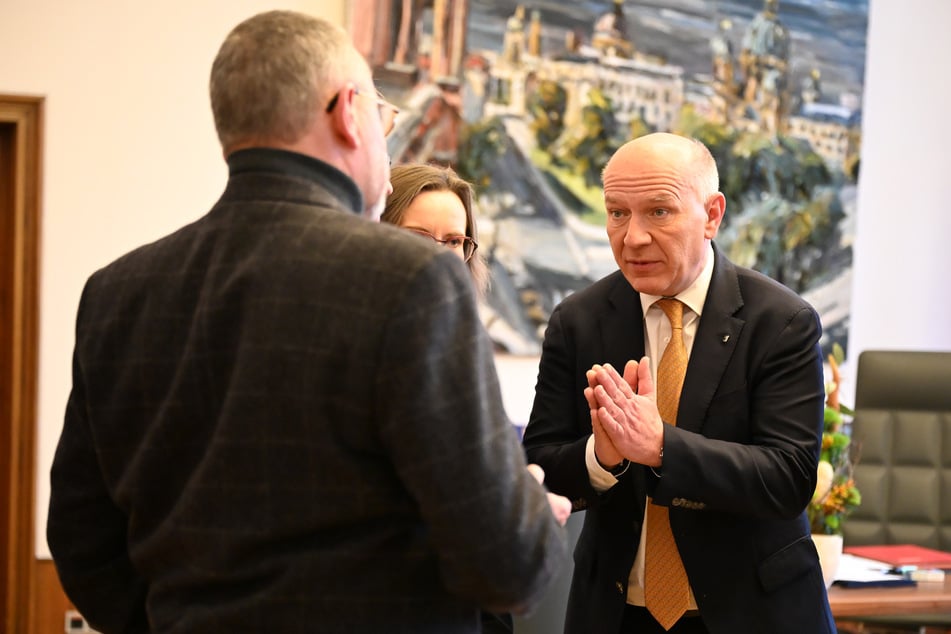 Berlins Regierender Bürgermeister Kai Wegner (53, CDU, r.) im Gespräch mit den neuen Kommissionsmitgliedern Uwe Nerger (66,) und Sigrid Nikutta (56, M.).