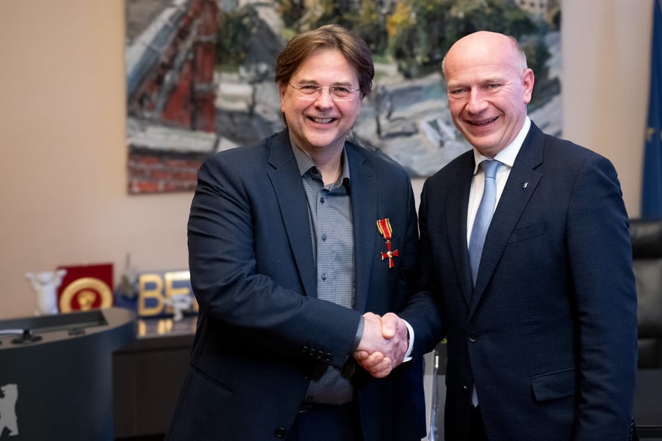 Marcus Zander (55, l.) erhielt die Ehrung für die Organisation des großen Weihnachtsessens für Obdachlose.