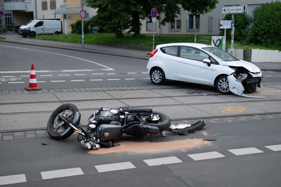 Der Ford und das Motorrad wurden beschädigt.