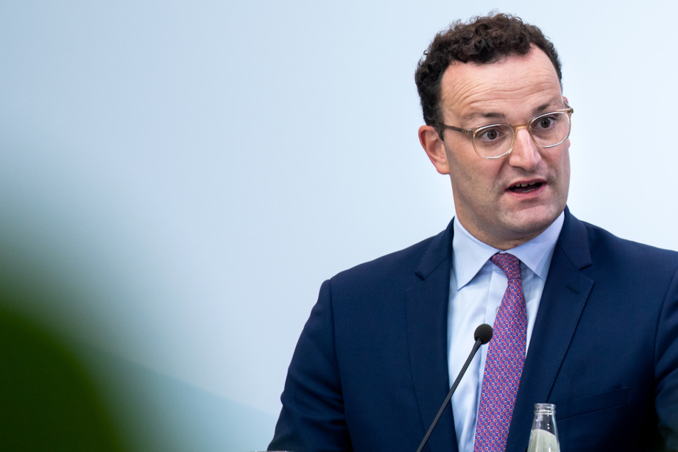 Jens Spahn kritisiert Zuschauer-"Flickenteppich" im Profifußball