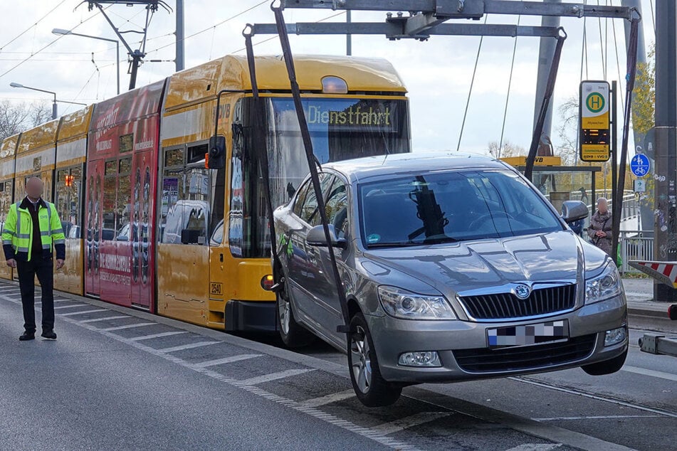 Das Auto musste vom Abschleppdienst aus dem Gleisbett gehoben werden.