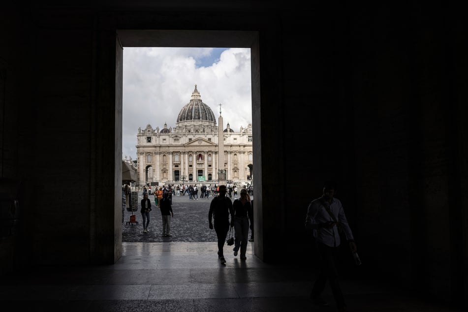 Touristen und Pilger vor dem Petersdom. Am Mittwoch, dem 7. Mai 2025, beginnt das Konklave zur Wahl eines neuen Papstes.