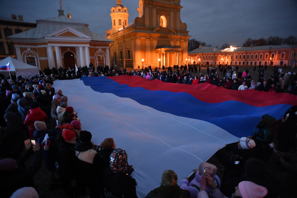 Tausende Menschen nahmen an einer Kundgebung und einem Konzert anlässlich des 10. Jahrestages der Annexion der Krim durch Russland in Sankt Petersburg teil.