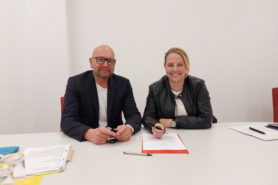 Im Rahmen der neuerlichen Übernahme von "Ludwig Leuchten" traf sich Firmenchef Stefan Quaas mit der geschäftsführenden Gesellschafterin der "Fischer Group", Simone Fischer.