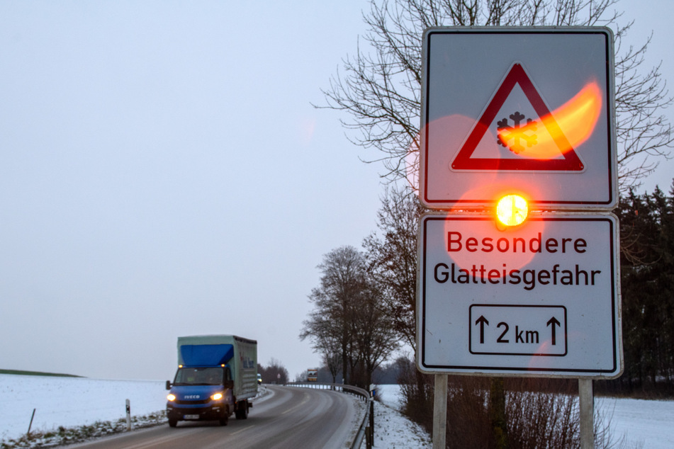 Auf Bayerns Straßen kann es glatt werden: Überfrierender Regen und rutschiger Schnee wird laut Deutschem Wetterdienst zur Gefahr für Autofahrer.