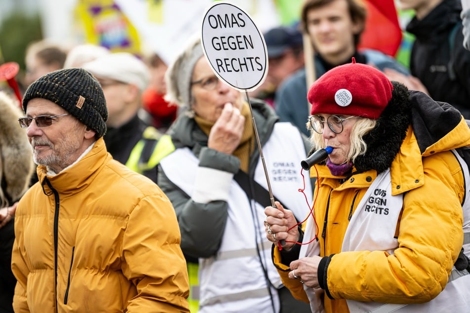 Die "Omas gegen Rechts" planen für den kommenden Freitag (31. Januar) eine Menschenkette um das Hamburger Rathaus. Los geht es um 14 Uhr. (Archivbild)