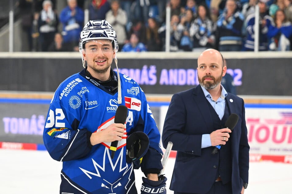 Tomas Andres (l.) ist happy bei den Eislöwen und deshalb bleibt er bis 2030.