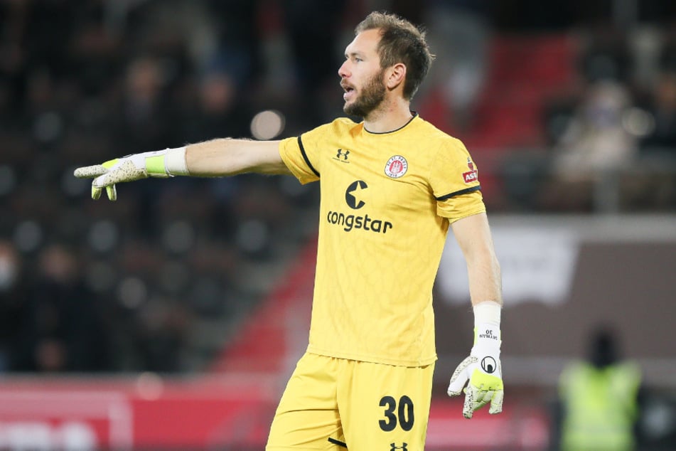 Achteinhalb Jahre trug Keeper Robin Himmelmann (34) das Trikot des FC St. Pauli. Derzeit ist er allerdings beim Trainings des HSV dabei. (Archivfoto)