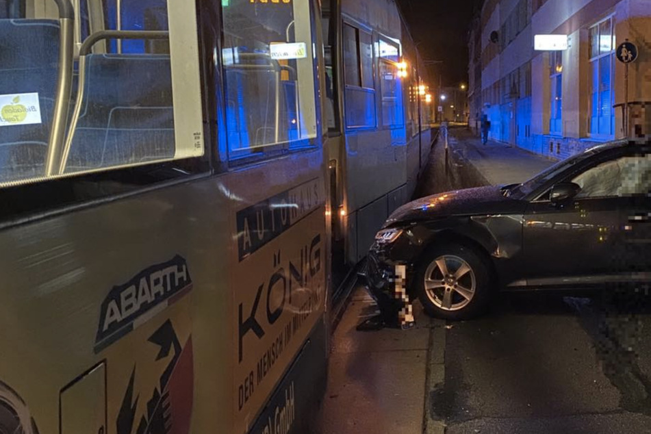 Einbahnstraße missachtet? Auto kracht in Tram