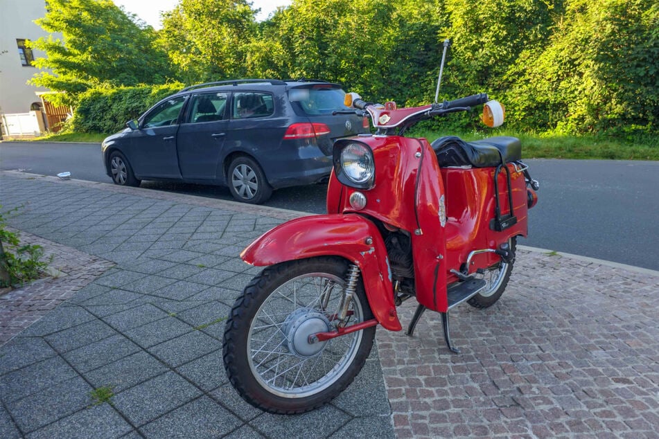 Der Schwalbe-Fahrer (56) wurde bei dem Unfall schwer verletzt.