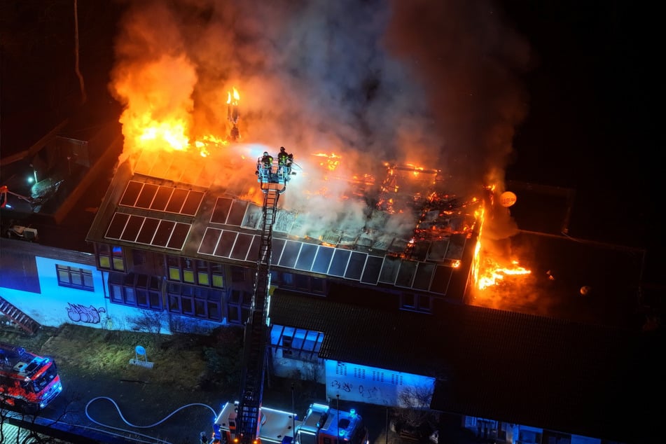 Die Flammen loderten immer wieder auf und erschwerten den Einsatz der Feuerwehr.