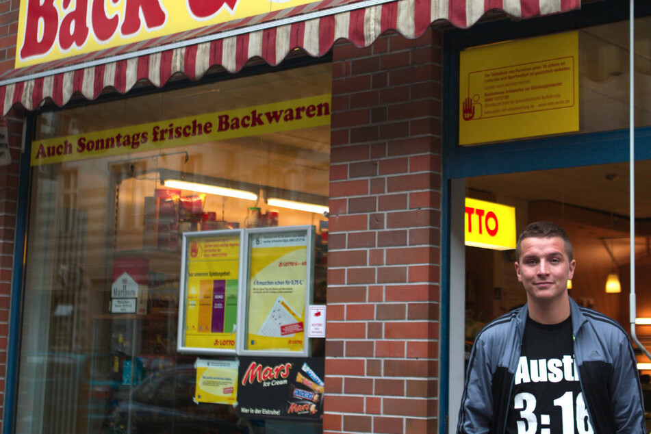 Aaron Troschke steht 2012 vor seinem Laden, den er zwischenzeitlich verkauft hatte. Mittlerweile gehört ihm das Geschäft in Berlin-Weißensee wieder und kann unter "Der Kiosk" rund um die Uhr bei Twitch beobachtet werden. (Archivfoto)