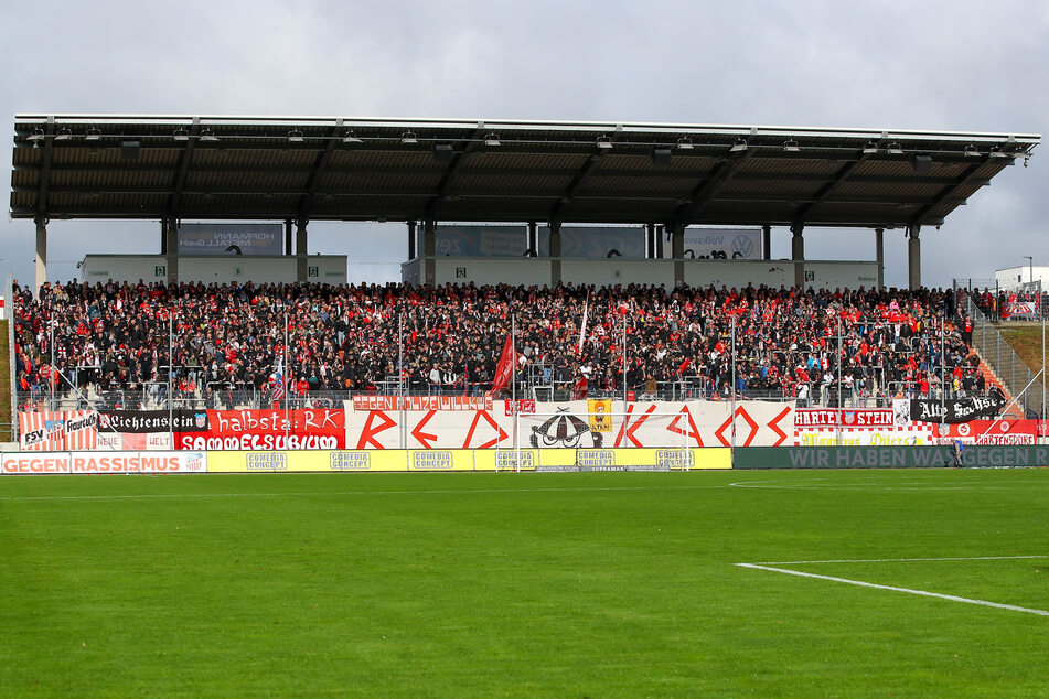 Das Stadion in Zwickau war zum Westsachsenderby gut gefüllt. Insgesamt 7804 Zuschauer verfolgten das spannende Duell.
