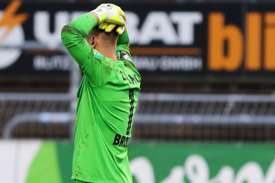 Kevin Broll (25) schlägt nach seinem Patzer die Hände überm Kopf zusammen.