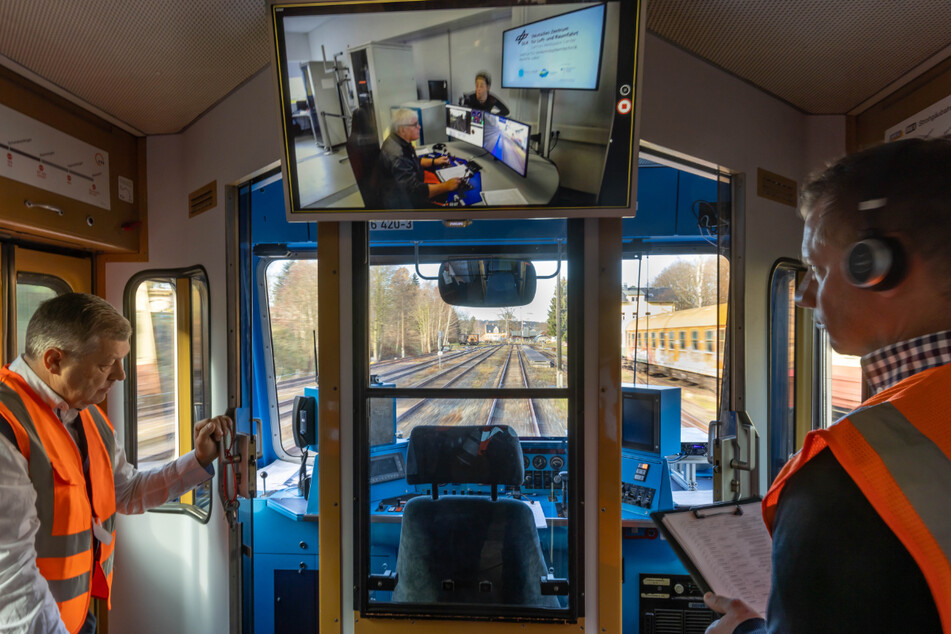 Kein Lokführer da! Der autonom fahrende Zug vom Smart Rail Connectivity Campus wurde von Braunschweig aus ferngesteuert.