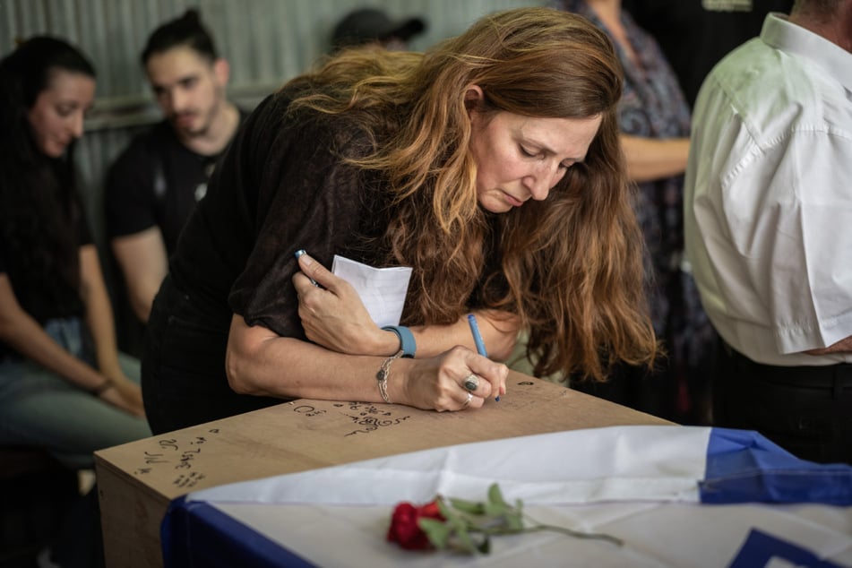 Ricarda Louk während der Beerdigung ihrer Tochter Shani Louk (†22) im Mai 2024.