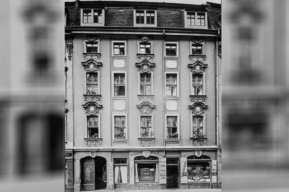 Das Sonnenwaldische Brauhaus (F.l., Baujahr 1733) an der Meißner Straße diente als Gaststube, Buchhandlung und Süßwarengeschäft.