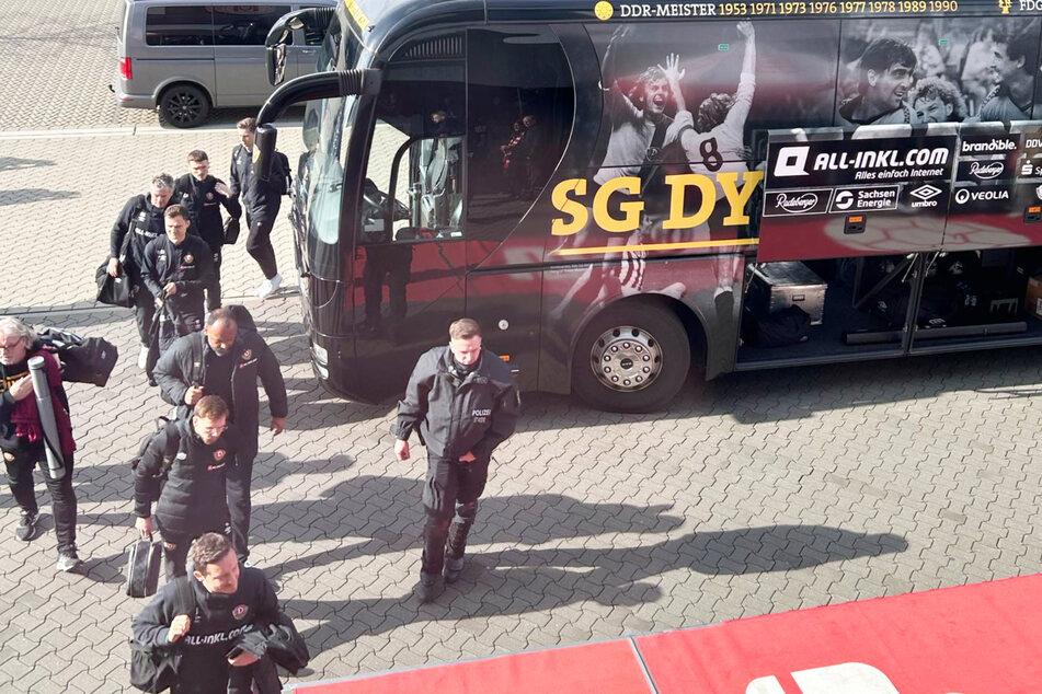 Spieler und Betreuer von Dynamo steigen reichlich angefressen aus dem Bus in Halle.