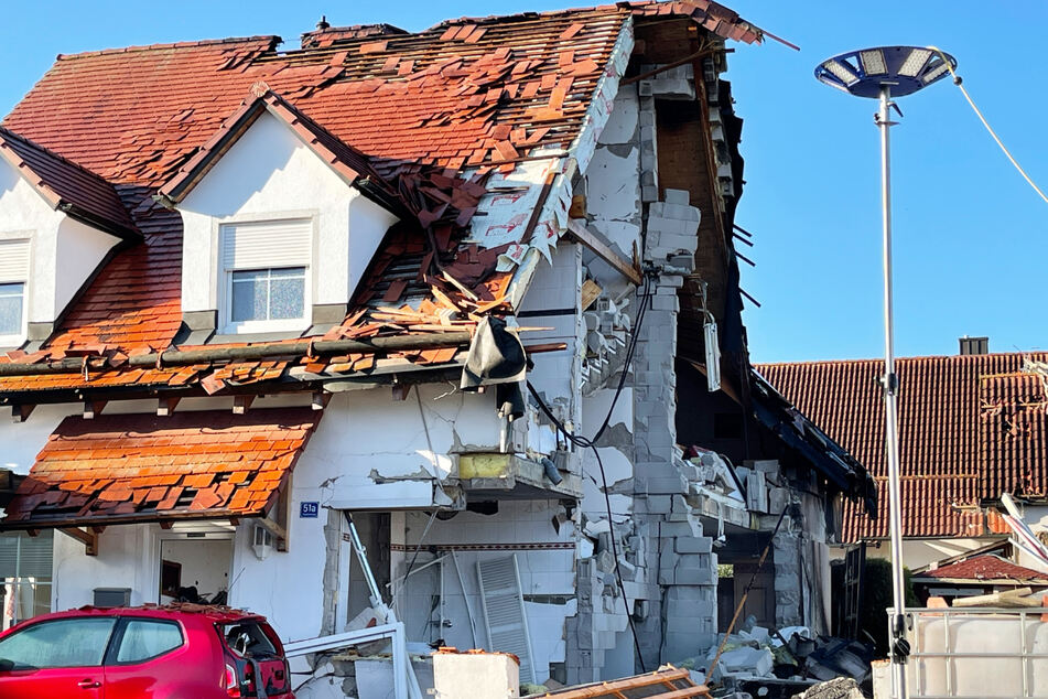 In der durch die Explosion zerstörten Doppelhaushälfte lebten neben dem vermissten Ehepaar noch drei weitere Personen.