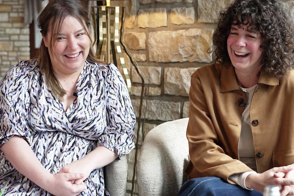 "Das perfekte Dinner": Die Kandidatinnen Michelle (29, l.) und Julia (34) freuen sich in der Freitagsfolge auf das Abendessen ihrer Mit-Kandidatin.