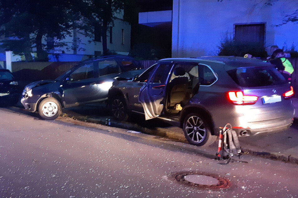 Ein 17-Jähriger raste mit dem BMW in ein parkendes Auto.