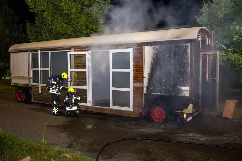 Der Zirkuswagen wurde durch das Feuer beschädigt.