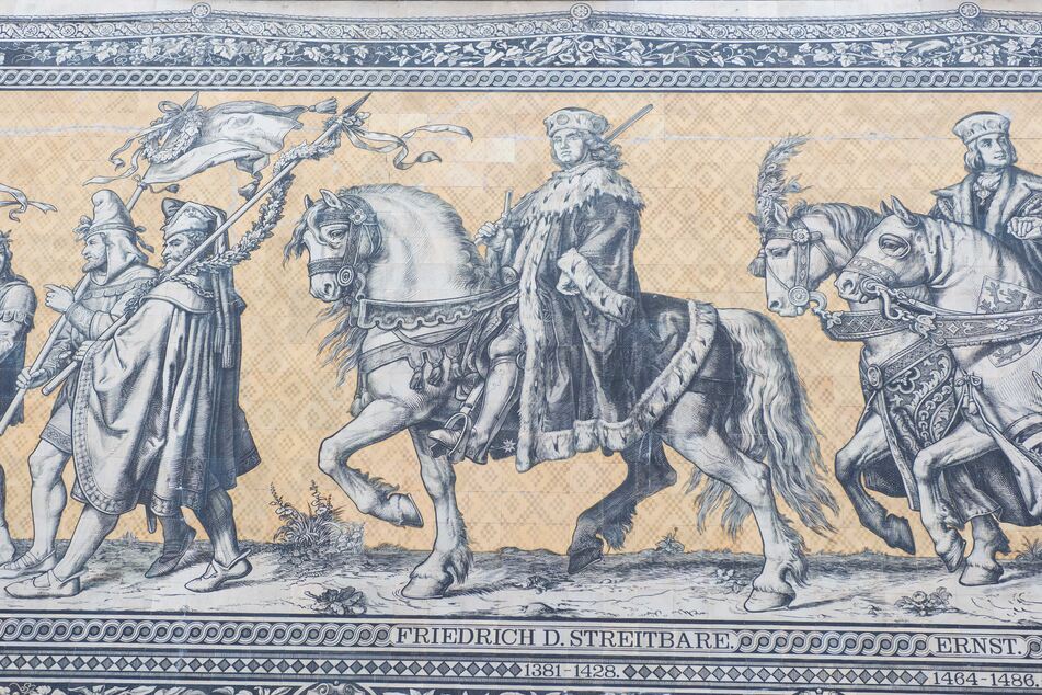 Friedrich IV. von Meißen (M.), der auch "Friedrich der Streitbare" genannt wurde, gibt am 6. Januar 1423 den ersten Impuls für die Bezeichnung der Gebiete als "Sachsen". Auf dem Dresdner Fürstenzug reitet er in edlem Gewand auf einem Pferd.