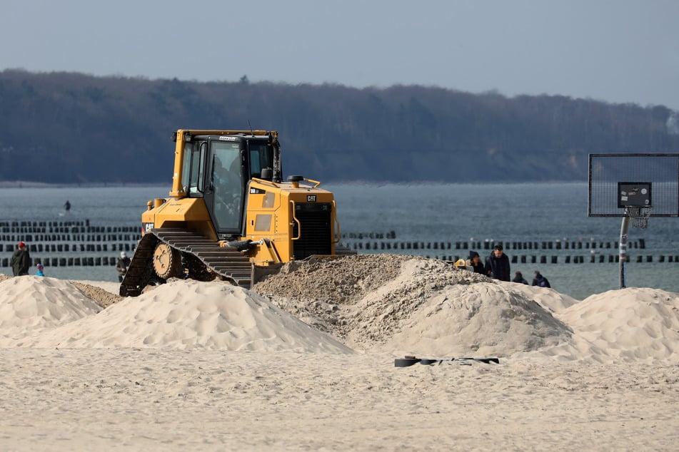 An einem italienischen Strand wurde ein Frau (66) von einer Planierraupe übersehen. (Symbolfoto)