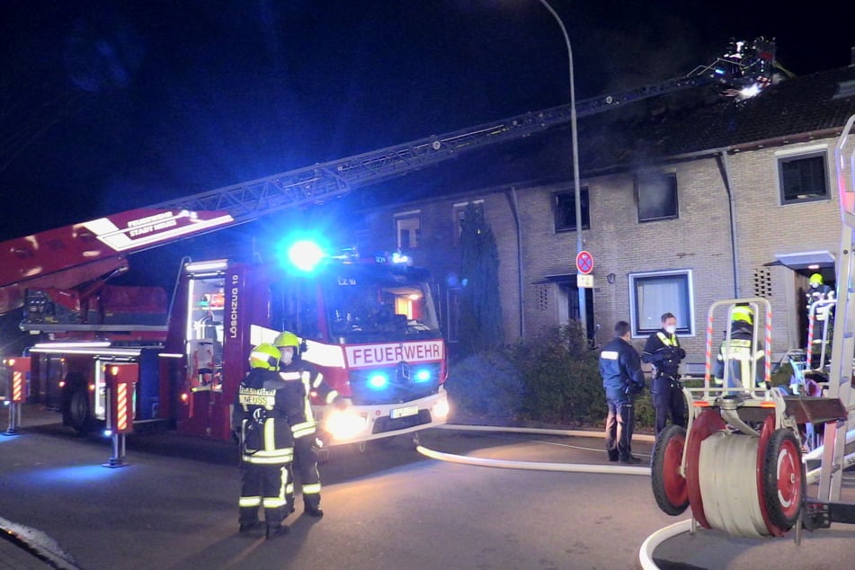 Bei einem Wohnungsbrand in Neuss ist am Mittwochabend ein Mensch ums Leben gekommen. Die Löscharbeiten der Feuerwehr zogen sich über mehrere Stunden.