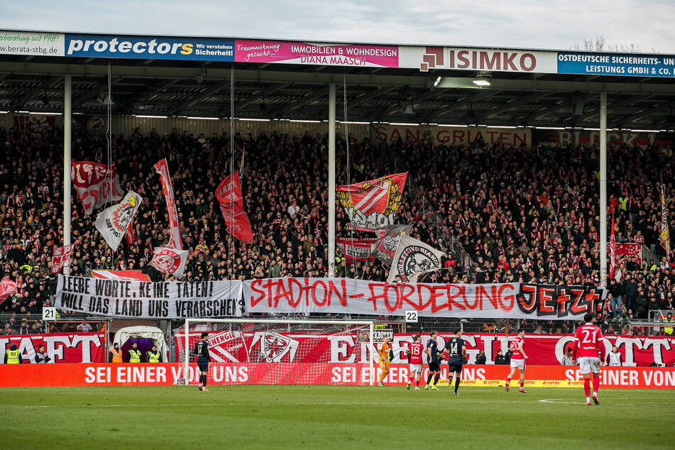 Die Energie-Fans stellen am Samstag die Versprechungen der Brandenburger Landesregierung an den Pranger.