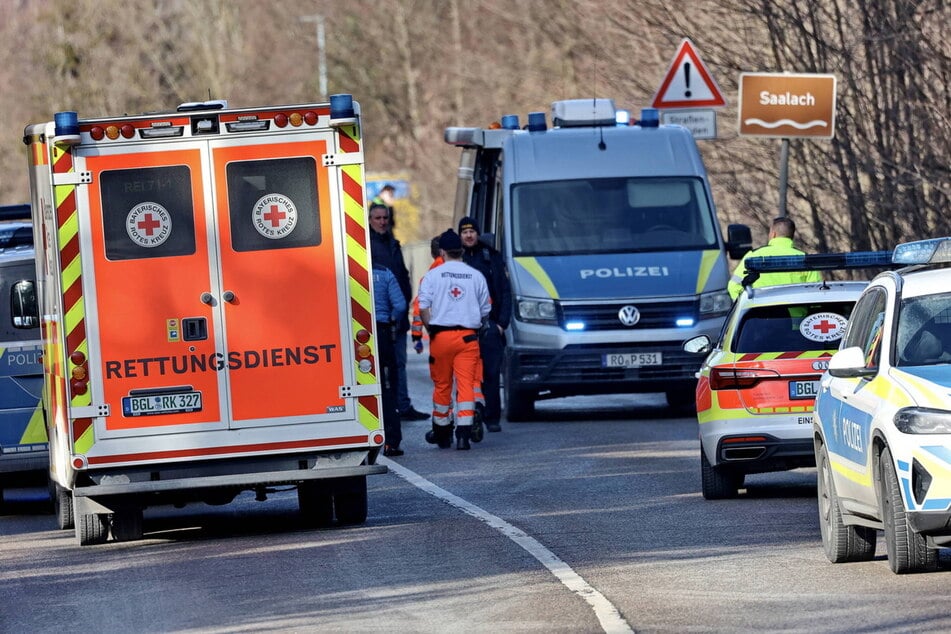 Einsatzkräfte stehen an der Brücke über die Saalach. Unweit wurde der schwer verletzte Soldat gefunden.