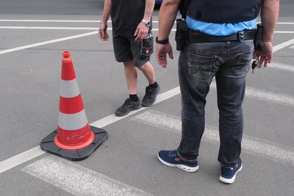 Ein Autofahrer geht auf der Fahrbahnmarkierung entlang, um seine Fahrtüchtigkeit zu testen.