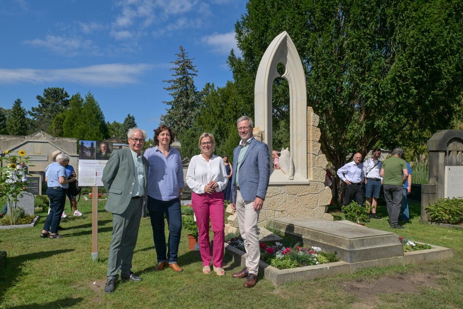 Ende August wurde die frisch sanierte Grabstätte Caspar David Friedrichs mit Unterstützer Tom Pauls (65, l.) eingeweiht.