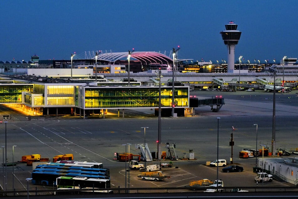 Schwerverletzter am Flughafen München: Auto kollidiert mit Passagiermaschine