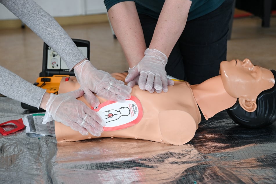 Laut ADAC könnten in Deutschland jährlich bis zu 10.000 Menschenleben gerettet werden, wenn sofort Erste Hilfe geleistet wird. (Symbolbild)